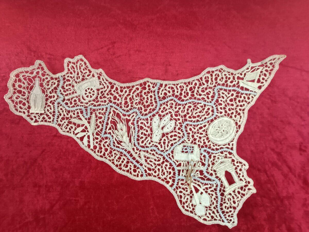 <p><strong>ANCI Sicilia: Il Museo del Tombolo di Mirabella Imbaccari e la sua candidatura a Patrimonio Immateriale dell’Umanità UNESCO</strong></p> - 