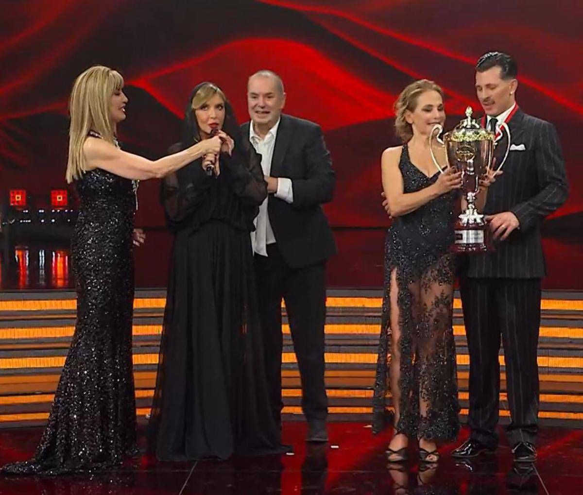 "Qualcosa di dolce a Lucarelli?", "Non riesco a essere finta", (l'ultima) frecciata di D'Urso a Ballando - 