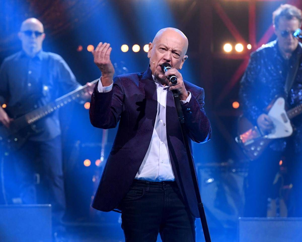 Enrico Ruggeri come sta dopo l'operazione: "Ora inizia il silenzio" - 