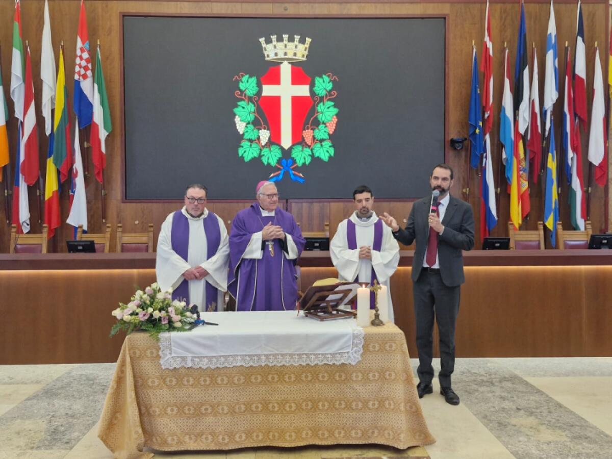Messa di Natale al Comune di Messina: l'Arcivescovo Accolla invita a coltivare speranza e unità nella comunità. - 