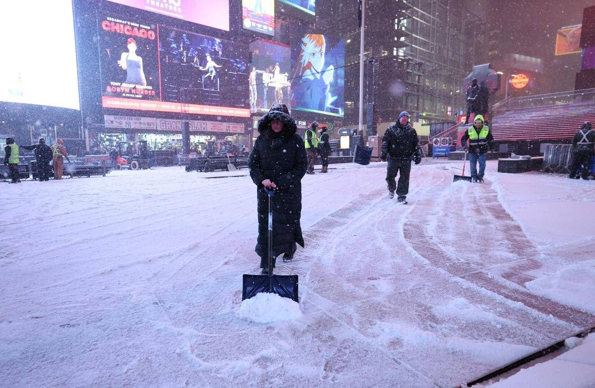 Tempesta di neve a New York, disagi e voli cancellati: il maltempo inguaia i viaggi per le feste - 