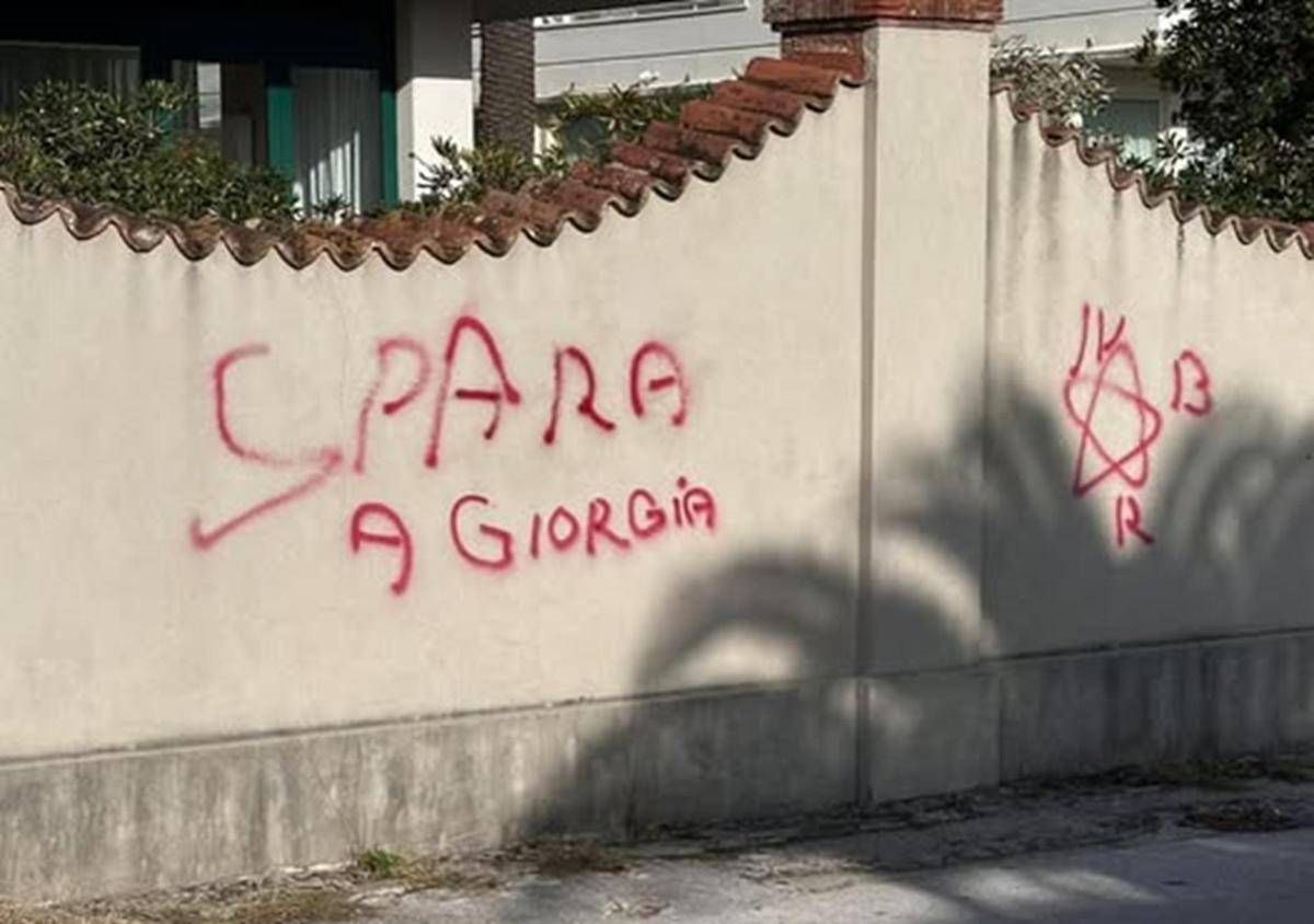 'Spara a Giorgia', rimossa scritta minatoria contro Meloni a Pietrasanta - 
