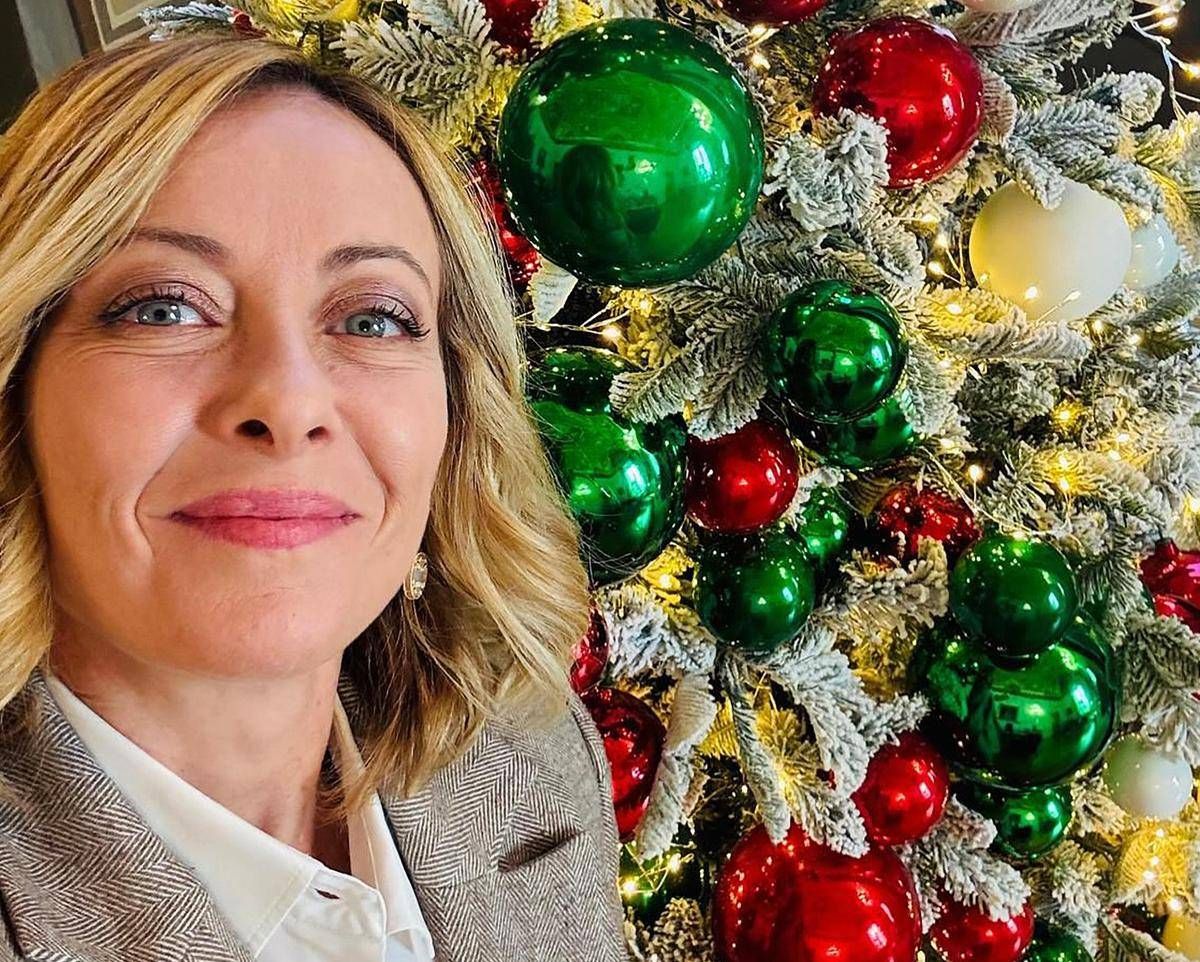 Regalo hi-tech per Meloni a Natale, parlamentari doneranno alla premier un 'super Pc' - 