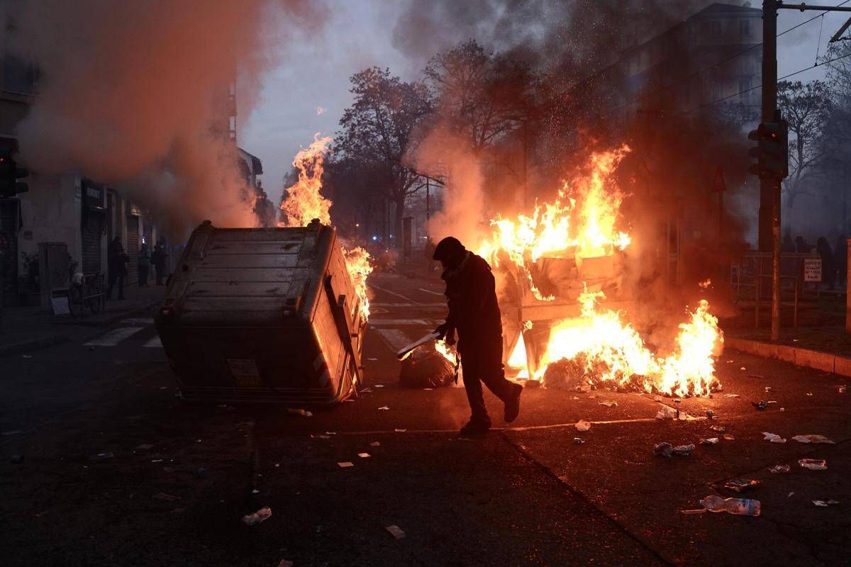 Scontri al corteo per Askatasuna, identificati oltre 30 manifestanti - 