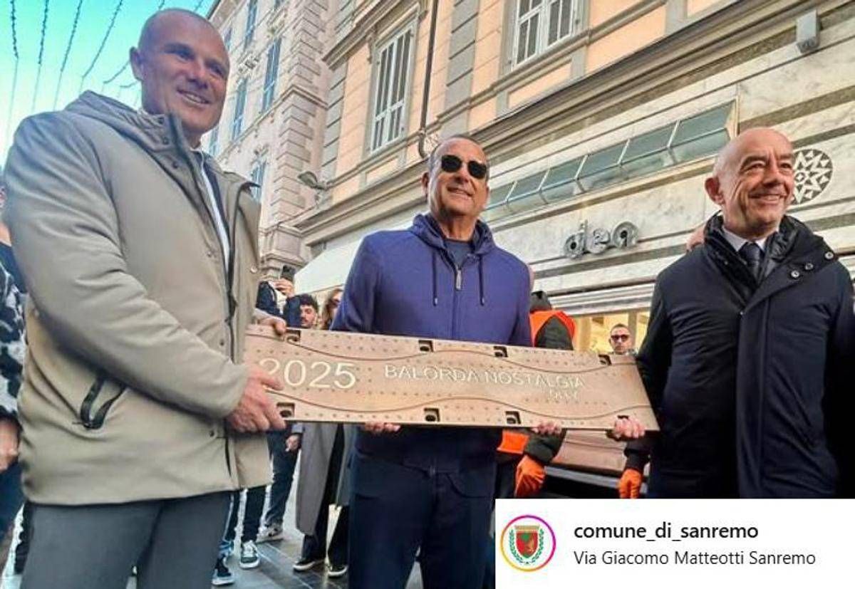 Sanremo, Carlo Conti posa la targa per Olly nella 'Walk of Fame' del Festival - 
