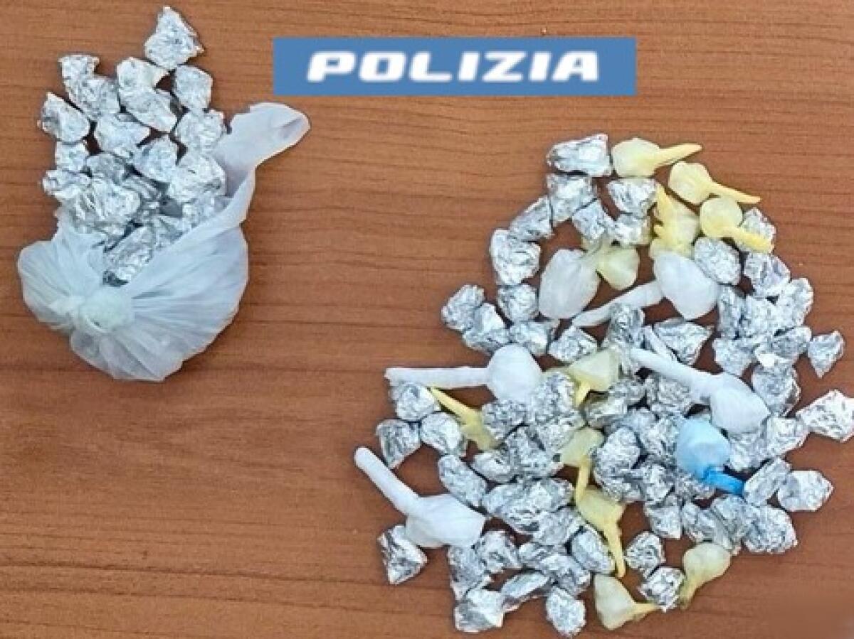 Arrestato a Catania un 28enne con 105 involucri di cocaina e 435 euro in contante dalla Polizia di Stato - 