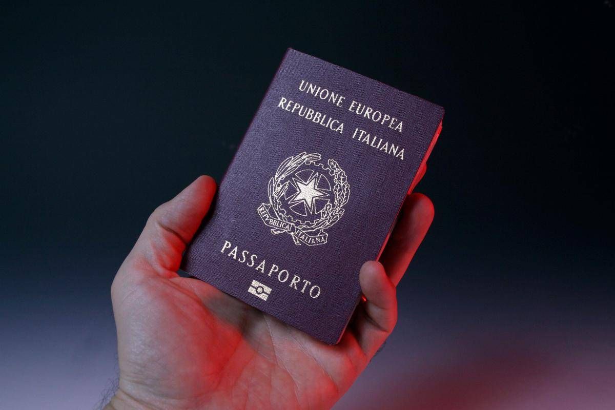 Passaporto italiano, da oggi cambia importo e metodo di pagamento: come funziona - 