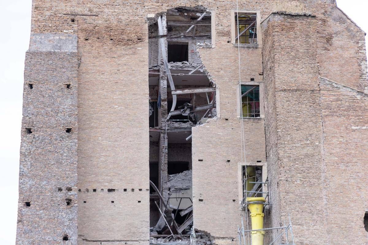 Primi indagati per il crollo della Torre dei Conti a Roma, sono tre architetti e un ingegnere - 