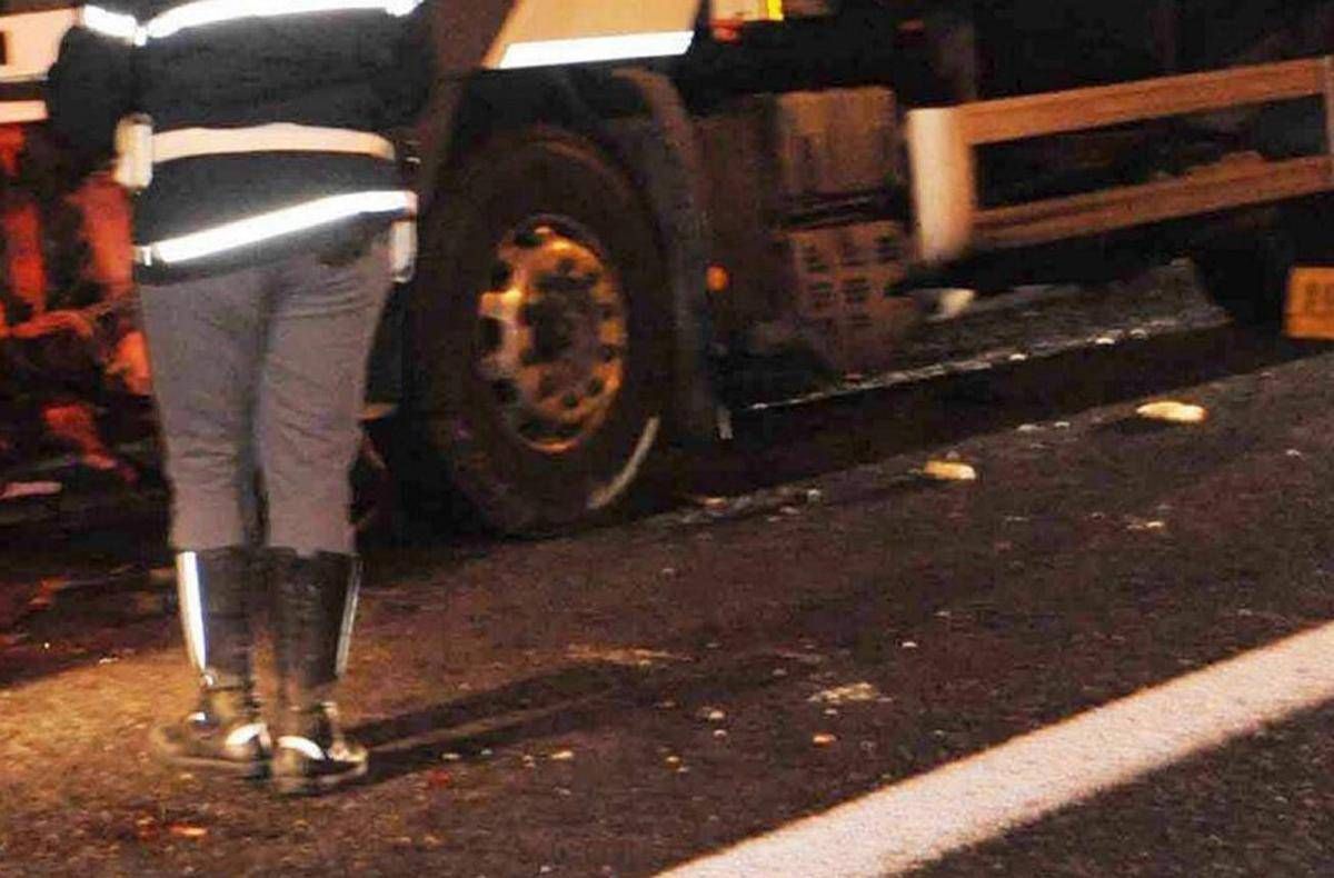 Genova, tir investe pedone e lo uccide trascinandolo per un chilometro - 