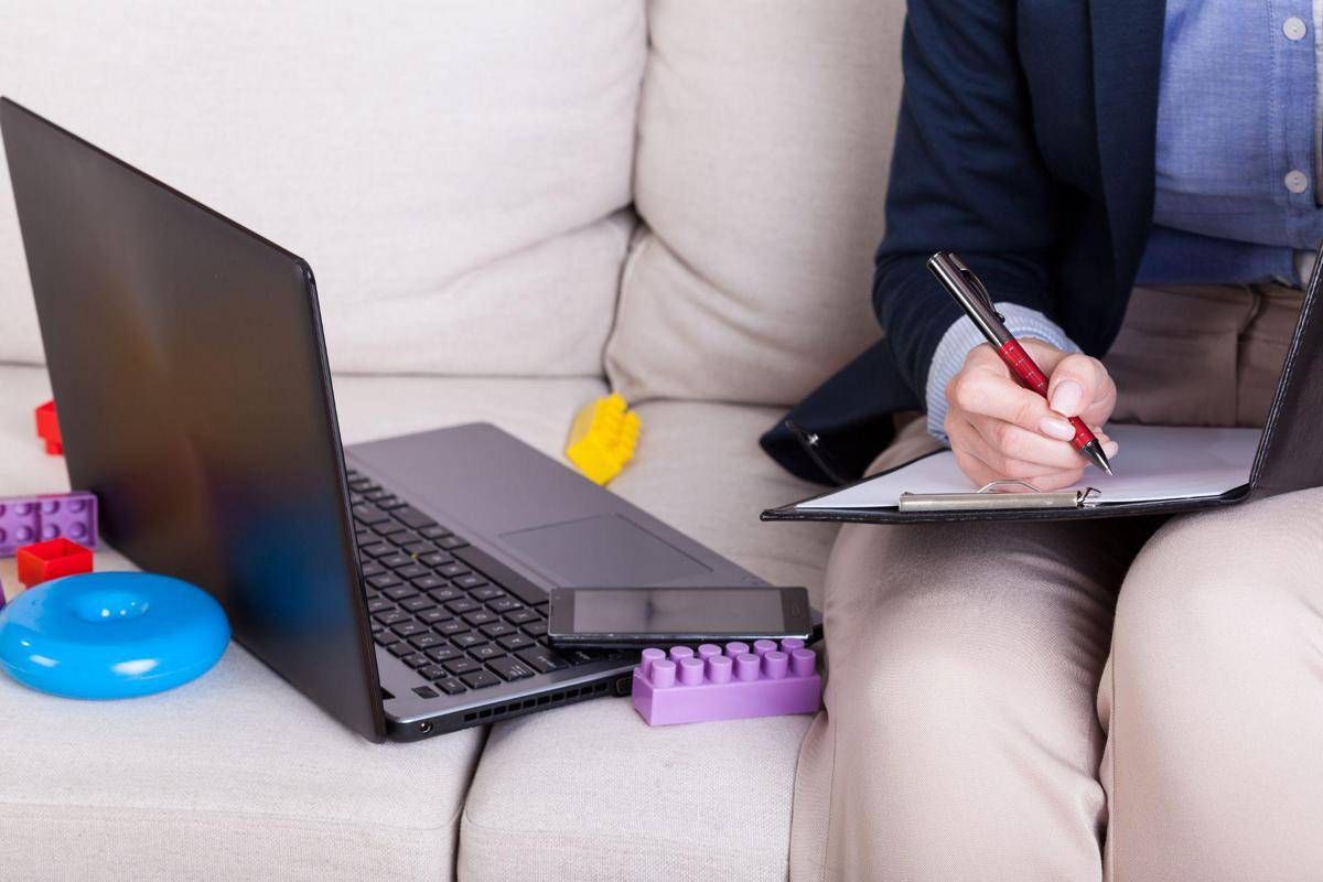 Bonus mamme lavoratrici, c'è tempo fino al 9 dicembre per richiederlo: cosa fare e a chi spetta - 