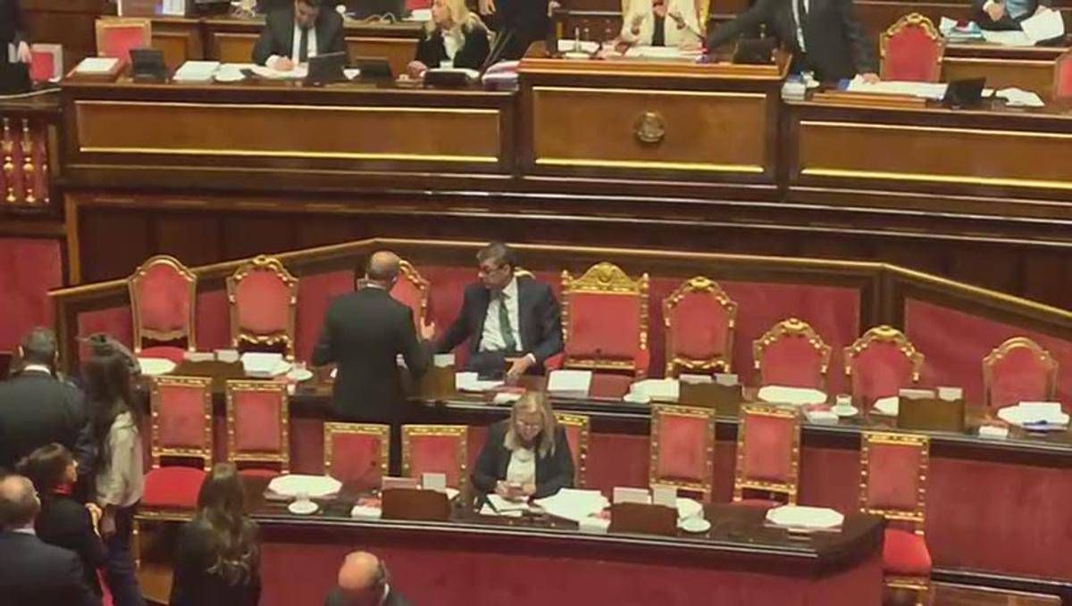 Manovra: "Il Senato approva". Ma Giorgetti discute con Romeo in aula e poi esce - 