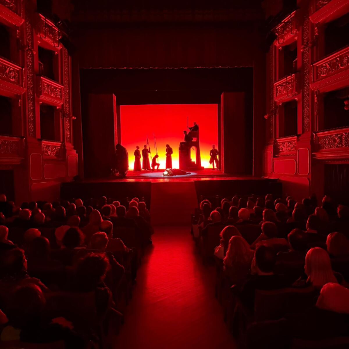 Il Comune di Caltanissetta ospita un'intensa interpretazione di Macbeth al Teatro Regina Margherita - 