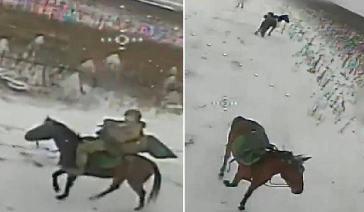 Soldati russi a cavallo, il drone ucraino colpisce - 