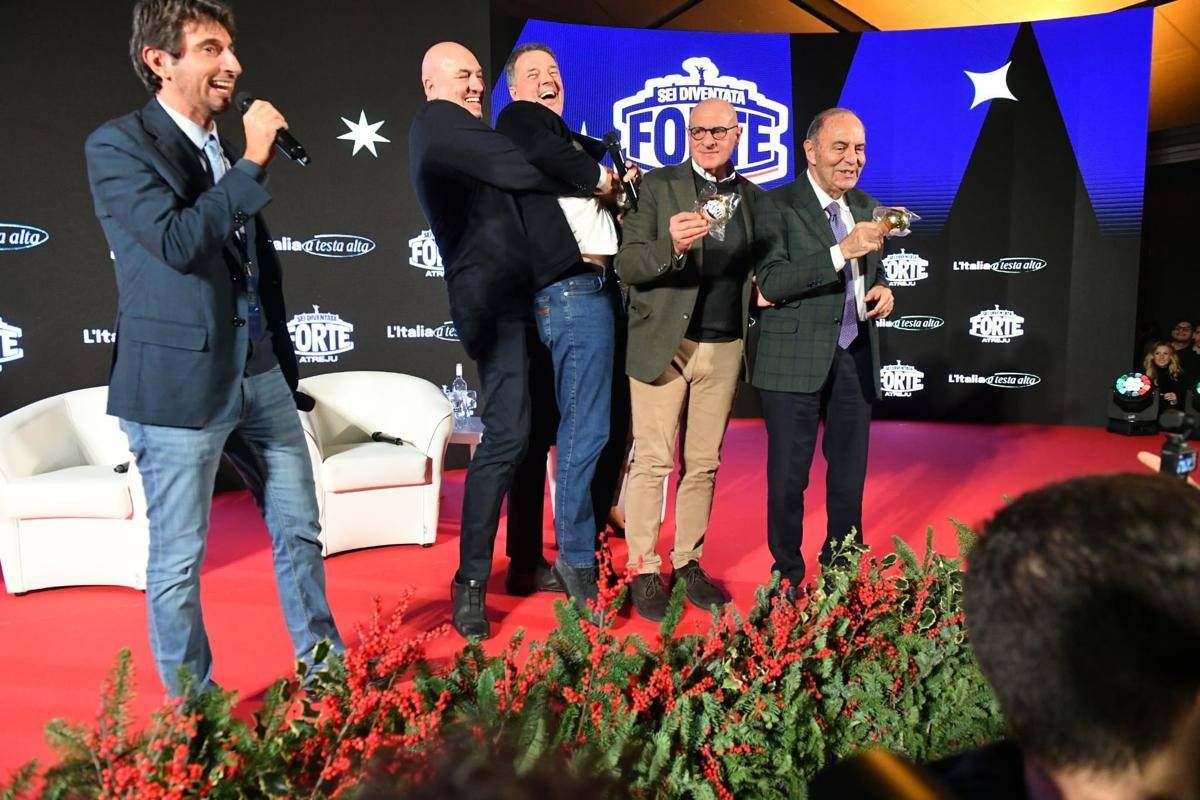 Crosetto prova a prendere in braccio Renzi, siparietto ad Atreju - 