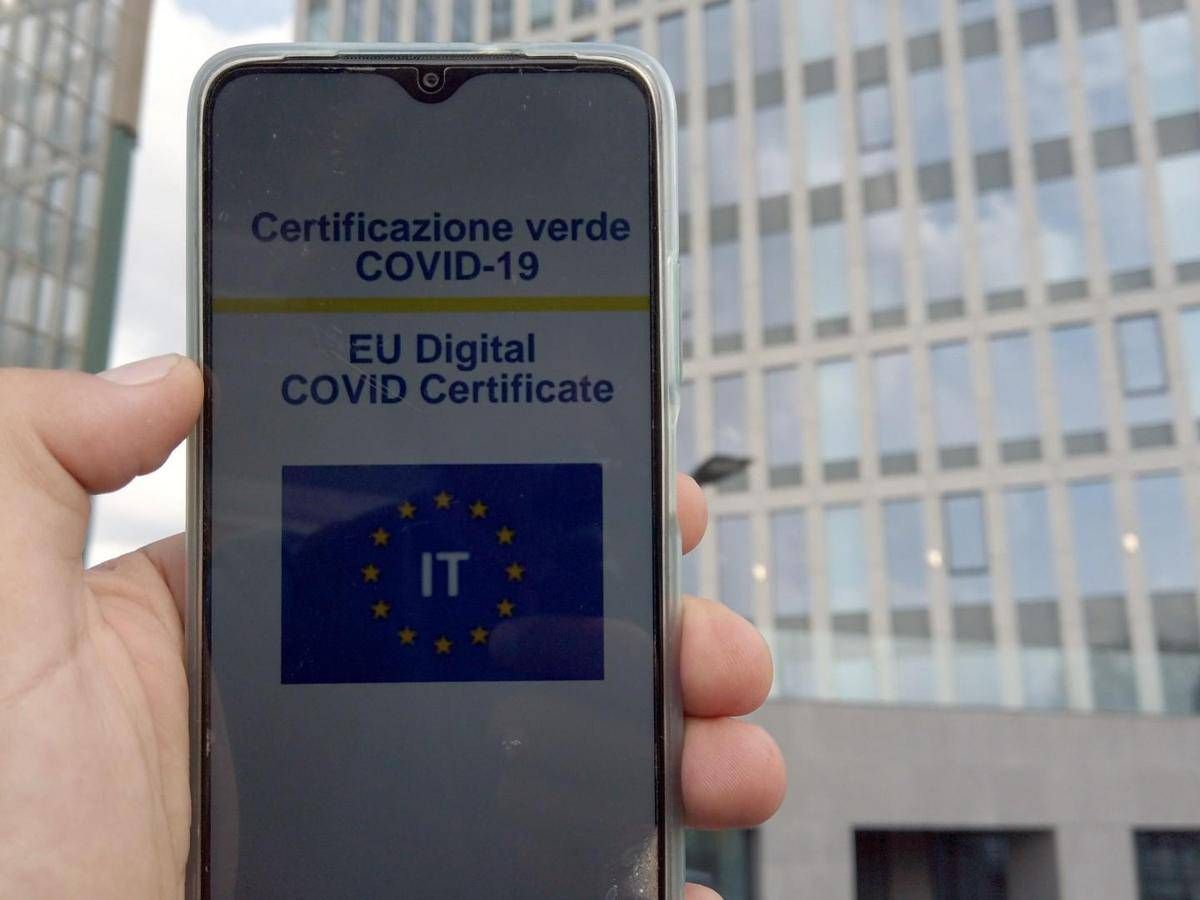 Covid, Consulta: "Infondate questioni legittimità obbligo vaccino e Green pass" - 
