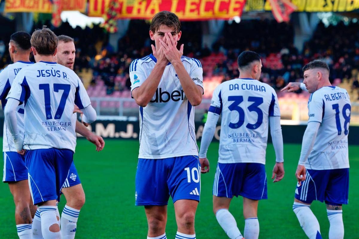 Serie A, vola il Como: 3-0 a Lecce. Il Cagliari rimonta il Torino, sprofondo Fiorentina - 