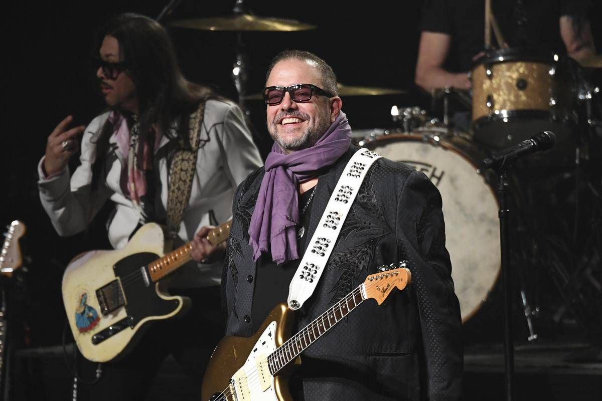 Morto Raul Malo, voce dei Mavericks e icona del country latino - 