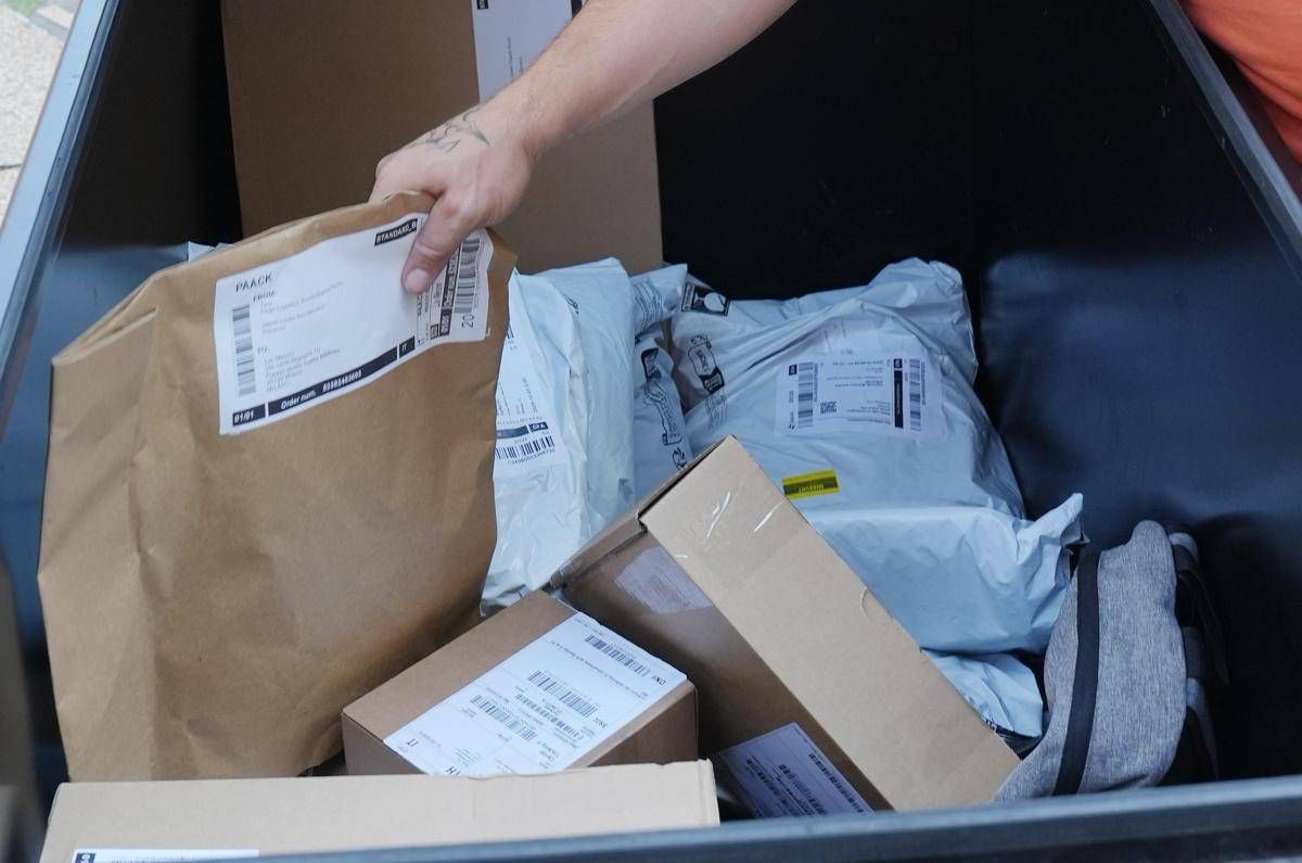 Dazi, tassa Ue temporanea di 3 euro sui piccoli pacchi - 