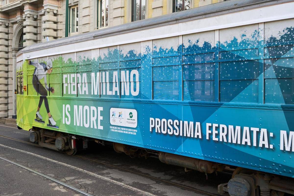 Milano-Cortina, tram olimpico di Fiera Milano attraversa la città - 