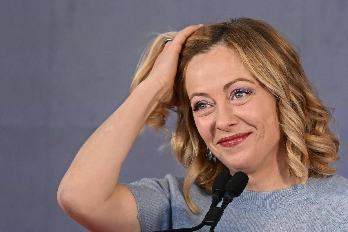 Meloni ai suoi: "Avete lavorato bene, ora riposatevi". Resta il 'mistero' sul regalo - 