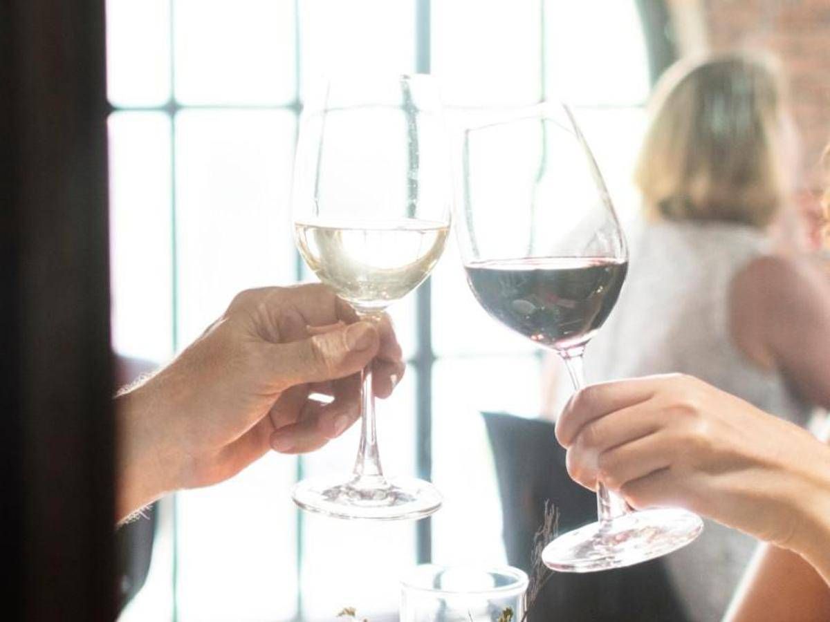 A cena con un'altra donna, moglie lo scopre da video spot ristorante e lo lascia - 