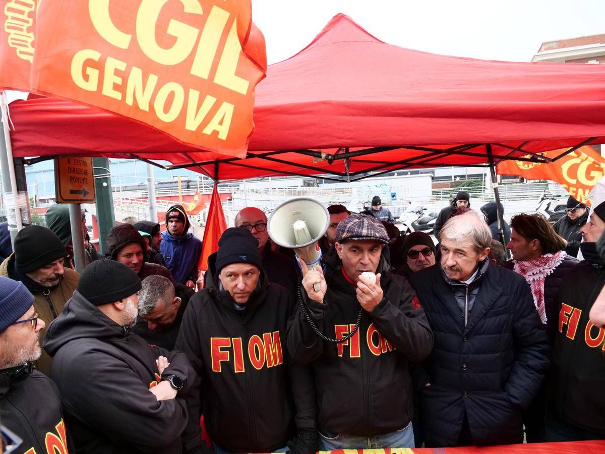 Ex Ilva, sciopero a oltranza a Taranto e bloccata e autostrada a Genova - 