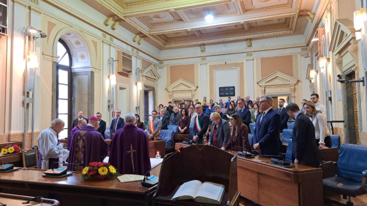 Il Vescovo di Caltanissetta celebra una messa per i dipendenti del Comune, sottolineando l'importanza del servizio alla comunità - 