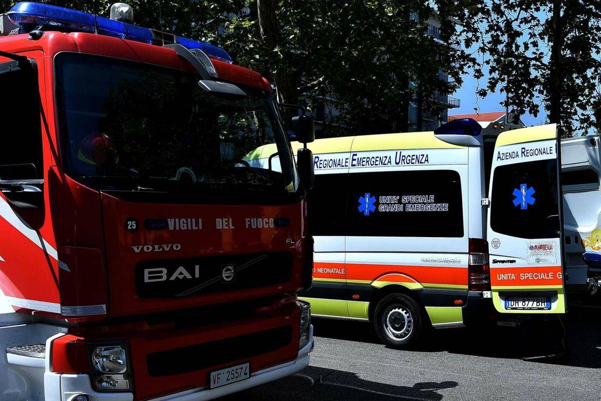 Frontale tra auto e bus con a bordo studenti, incidente a Maniago (Pordenone): un morto - 