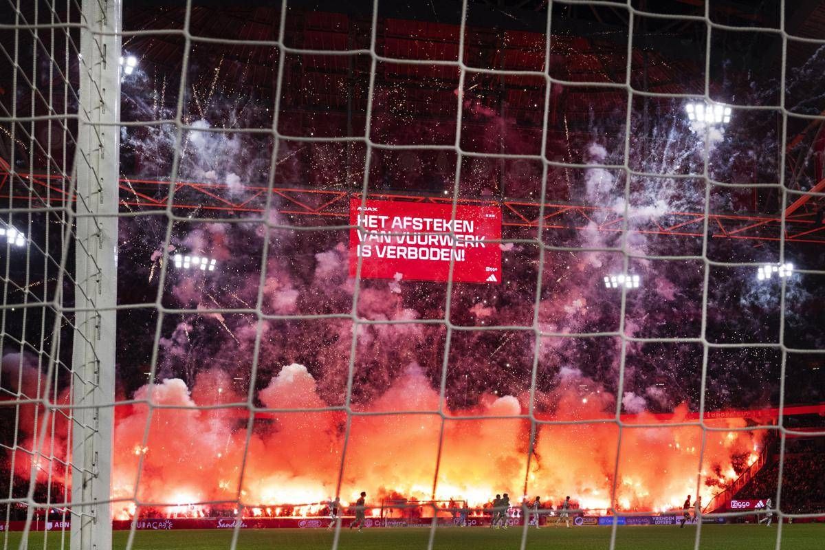 Fumogeni e fuochi d'artificio in campo, sospesa e rinviata Ajax-Groningen - 