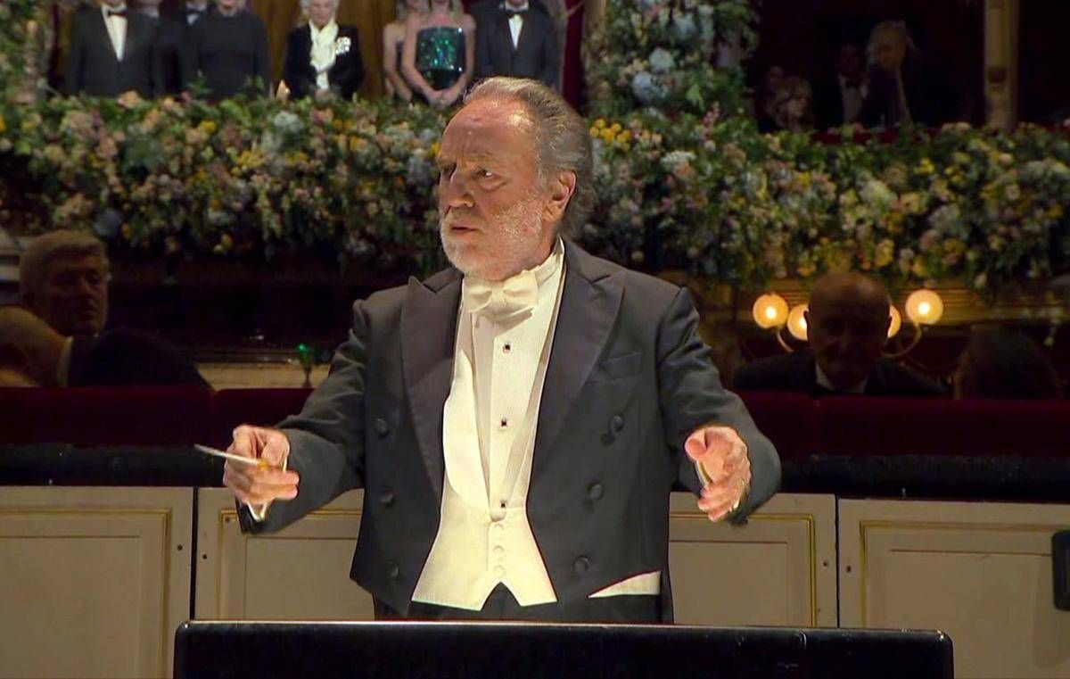 Scala, malore per il maestro Chailly: interrotta l'opera, pubblico a casa - 