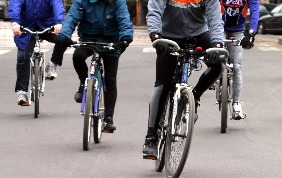 Spari contro gruppo di ciclisti, a colpire un 25enne incensurato perché li detesta - 