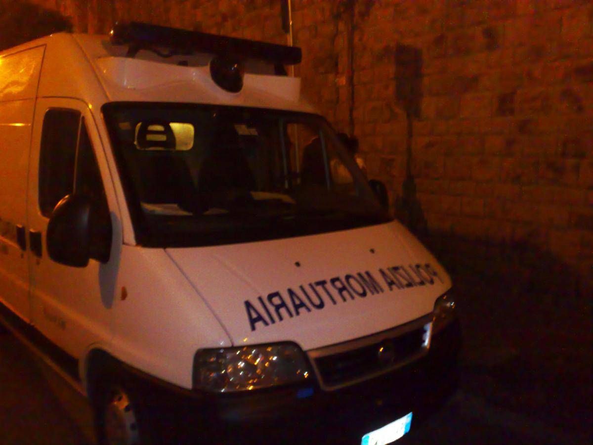 Trovato morto in un baule, aperta un'inchiesta: indagati la madre e i fratelli - 