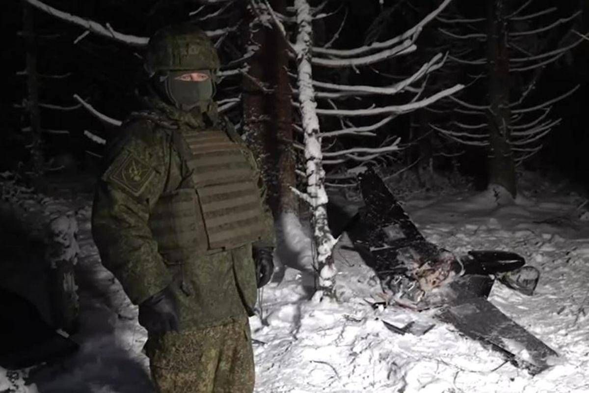 Ucraina, attacco alla residenza di Putin: Russia mostra il drone abbattuto - 