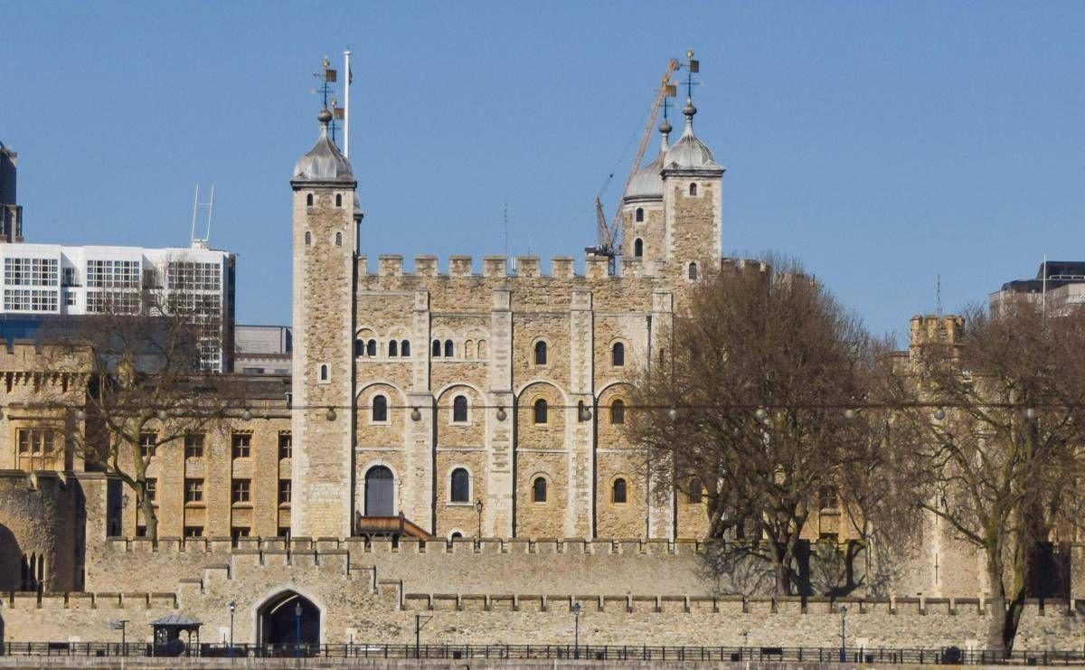 Torre di Londra, imbrattata con cibo la teca contenente la Corona Imperiale: 4 arresti - 