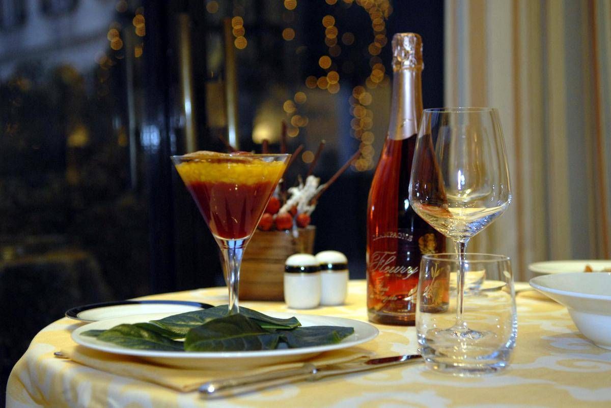 Cenone di Capodanno, da numero bicchieri a centimetri tra i piatti: 5 errori da evitare a tavola - 