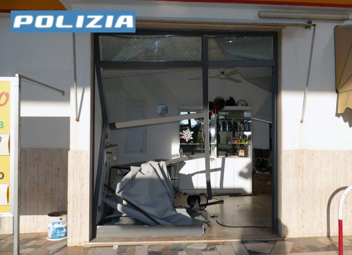 Polizia di Ragusa arresta tre uomini per furti aggravati nei commerci di Vittoria e Comiso - 