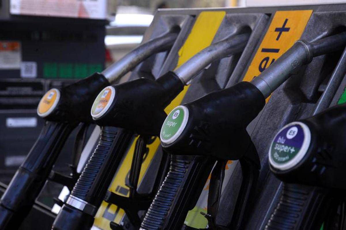 Benzina e diesel, prezzi calano ancora: verde ai minimi da oltre 4 anni - 
