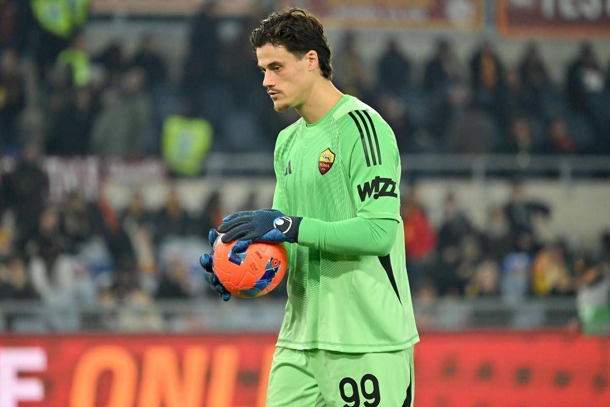 Svilar colpisce al volto Ostigard in uscita, rossoblù chiedono il rigore: proteste in Roma-Genoa - 