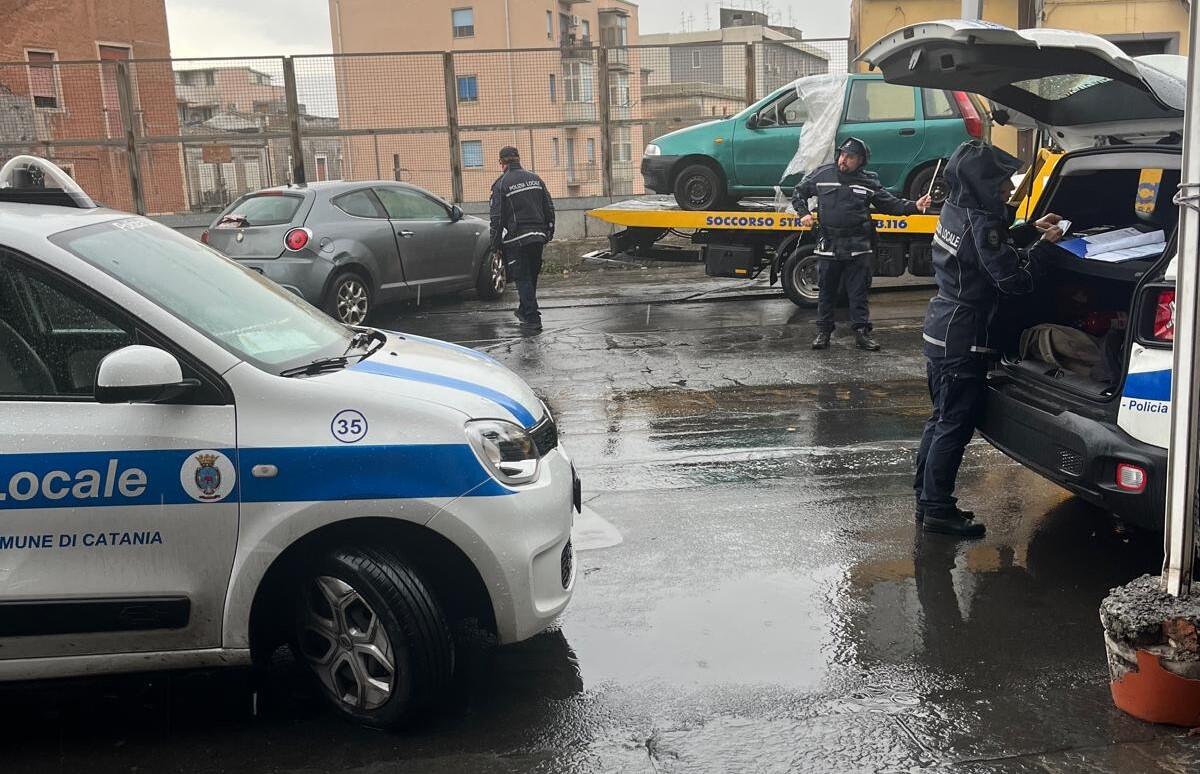 Controlli Stradali e Commerciali della Polizia a Catania: 127 Sanzioni per Sosta Irregolare e Irregolarità tra gli Esercizi Commerciali - 