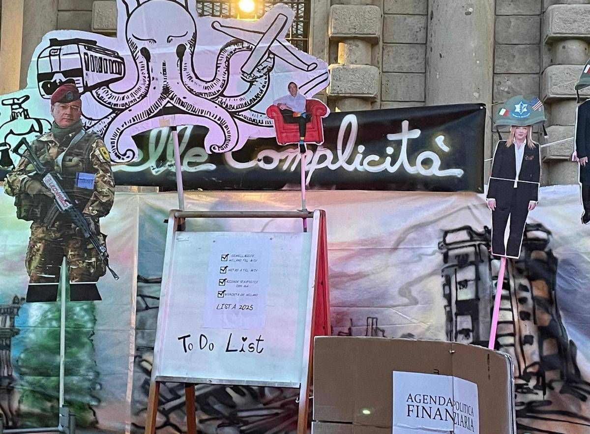 Scala, la protesta prima dell'evento: Meloni e ministri ritratti con l'elmetto - 