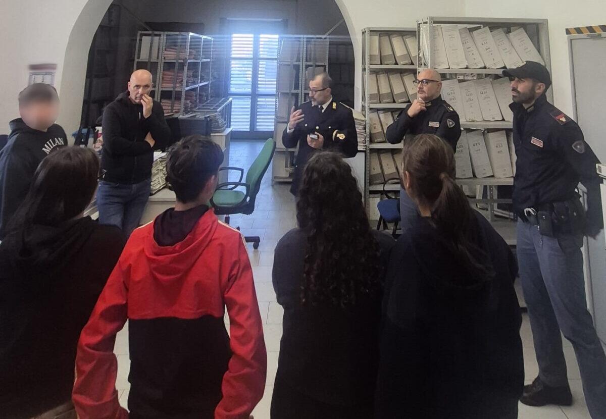 Visita degli Alunni del “Musco” al Commissariato di Polizia di Catania: Un Incontro di Educazione Civica e Sicurezza - 