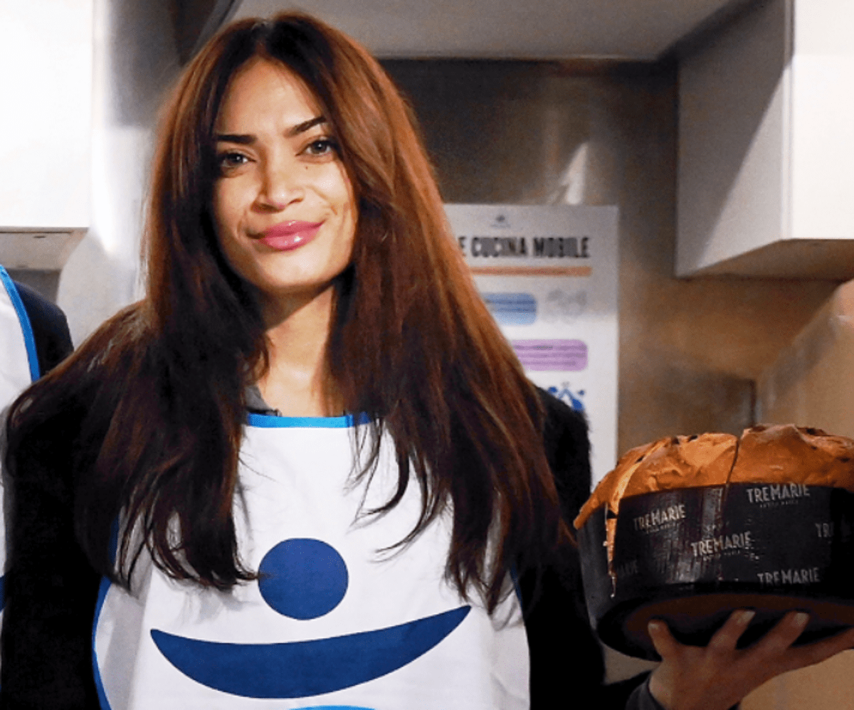 Elodie volontaria a Milano, serve i senzatetto alla cena di Natale - 