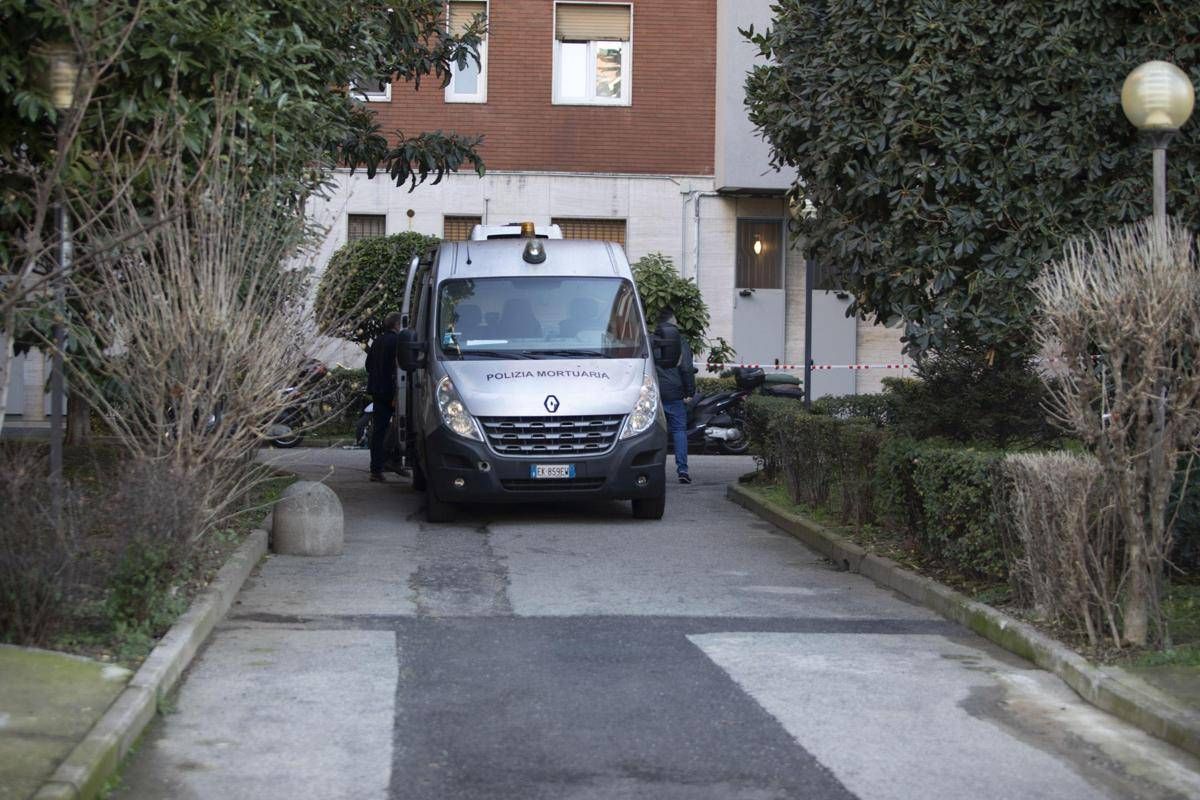 Donna trovata morta in cortile a Milano, non è ancora stata identificata - 