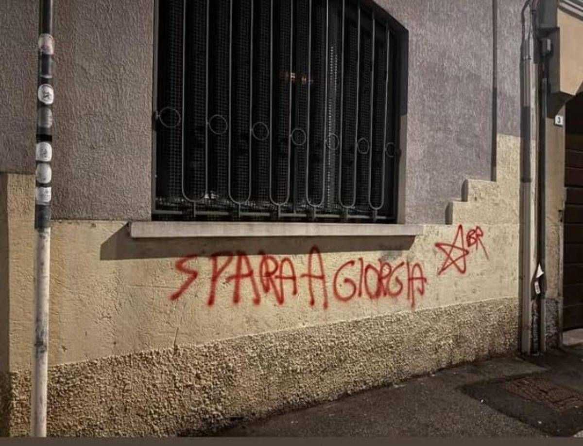 'Spara a Giorgia', scritta contro Meloni siglata Br su sede Lega di Busto Arsizio - 