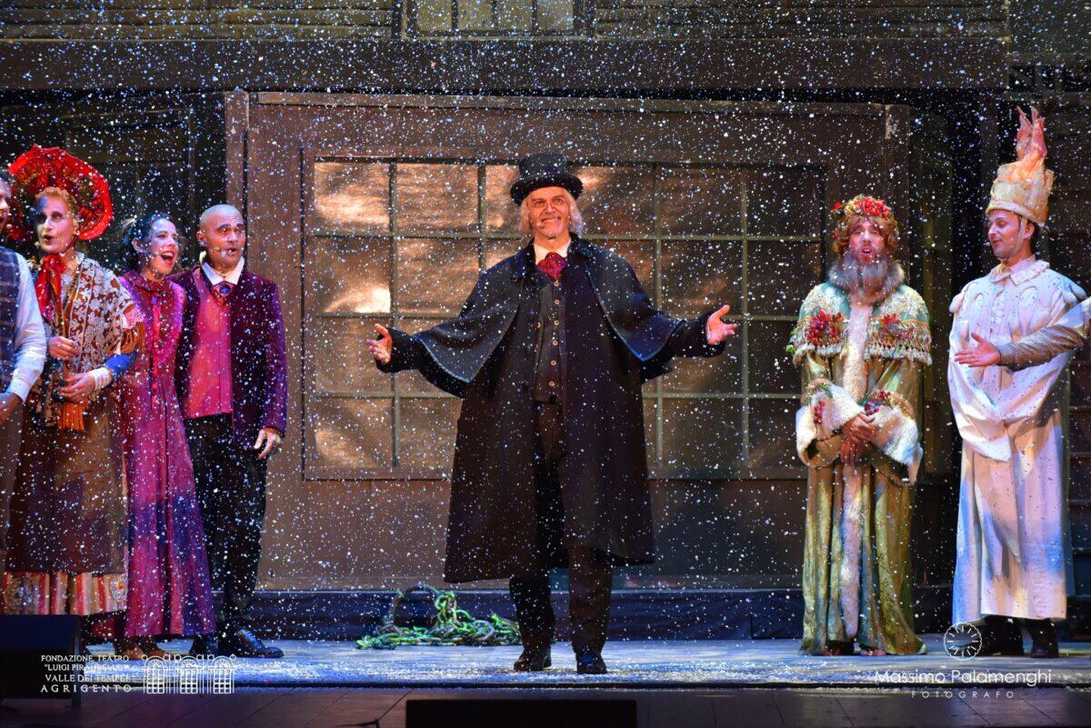 "A Christmas Carol – Il Musical" conquista il Teatro Pirandello Agrigento con repliche sold out e un viaggio emozionante nel Natale - 