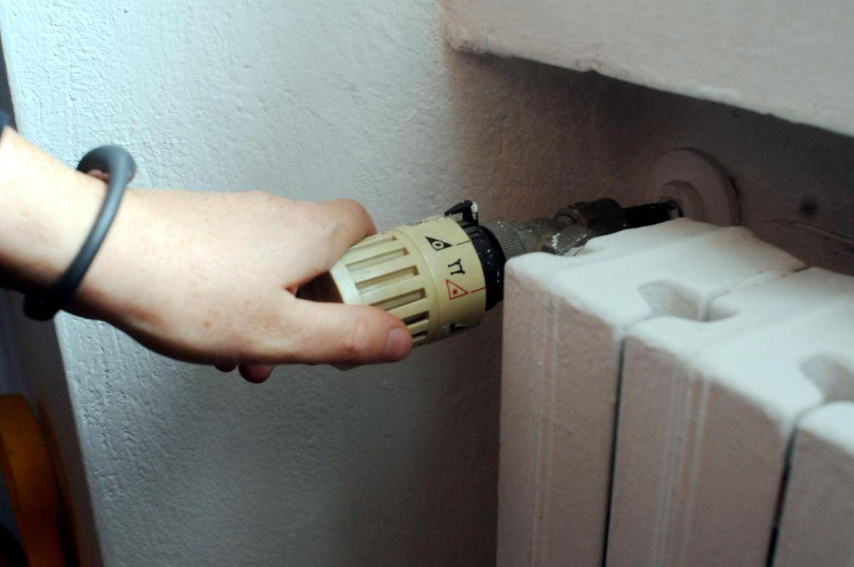 Termosifoni, come fare per risparmiare? Il gesto che 'aiuta' la bolletta - 