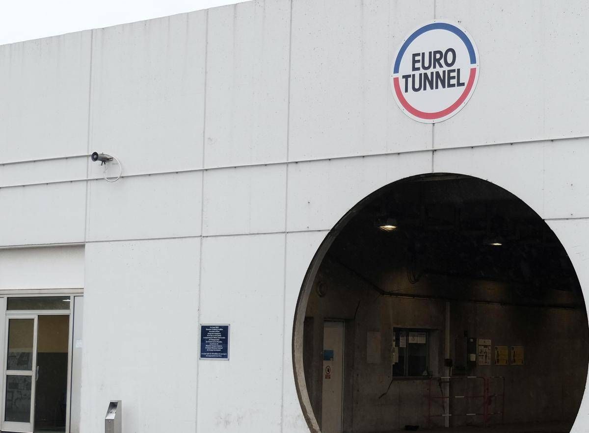 Tunnel sotto la Manica, problemi a circolazione treni con ritardi e cancellazioni. Eurostar: "Rimandate il viaggio" - 