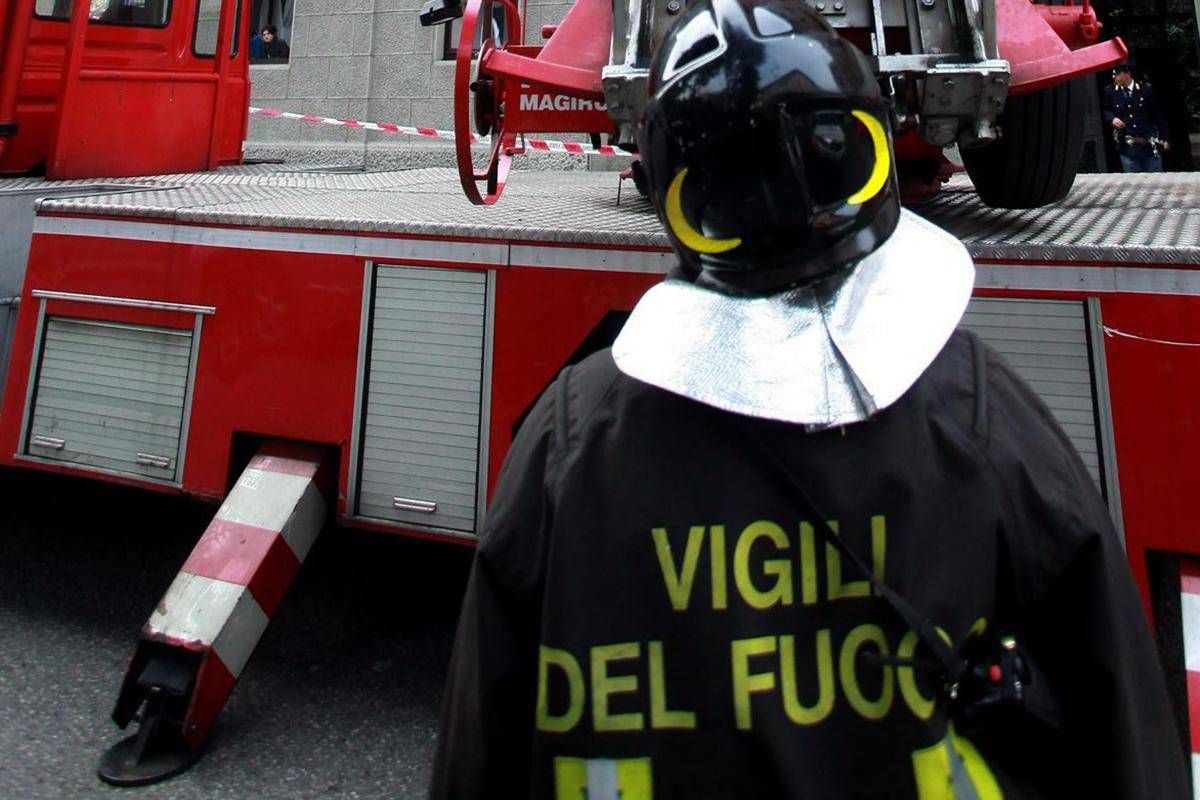 Bari, incendio in centro logistico. Fiamme alte fino a 10 metri - 
