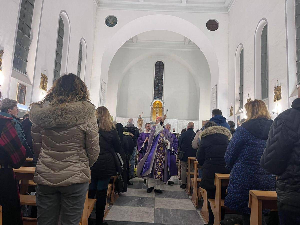 Messa di riparazione nella chiesa profanata a Ostia, cardinale Reina: "Feriti ma ne usciremo più forti" - 