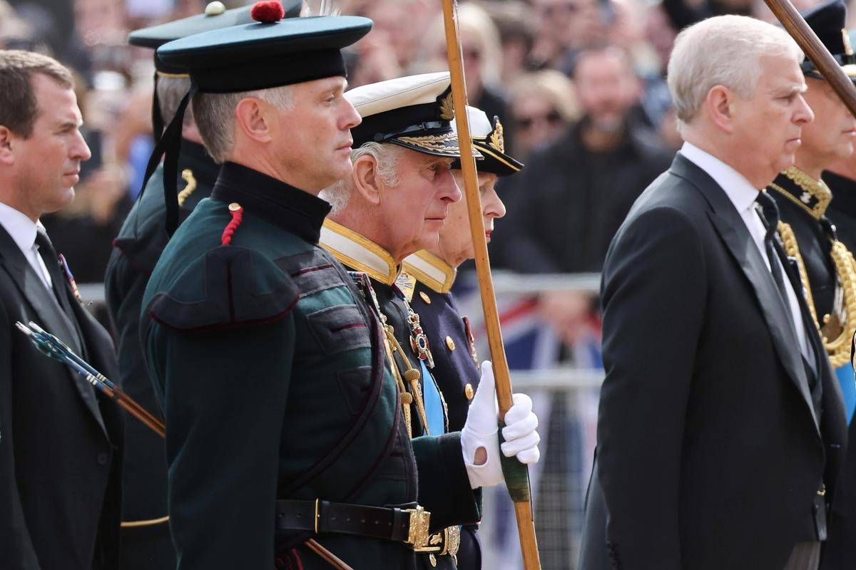 Andrea via dalla Royal Lodge senza alcuna buonuscita - 